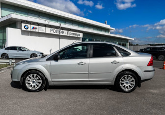 Подержанный автомобиль Ford Focus Sedan 2006 года (8 фото)
