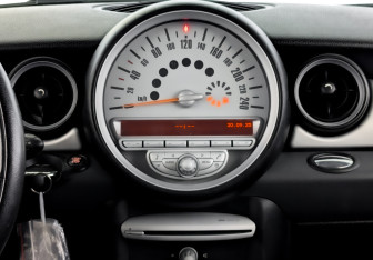 Подержанный автомобиль MINI Hatch 2008 года (15 фото)