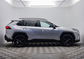 Подержанный автомобиль Toyota RAV4 2021 года (6 фото)