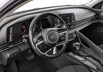 Подержанный автомобиль Hyundai Elantra Sedan 2021 года (15 фото)