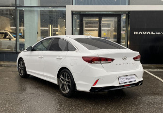 Подержанный автомобиль Hyundai Sonata 2019 года (7 фото)