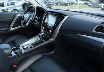 Подержанный автомобиль Mitsubishi Montero Sport 2023 года (9 фото)