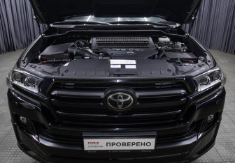 Подержанный автомобиль Toyota Land Cruiser Suv 2020 года (9 фото)