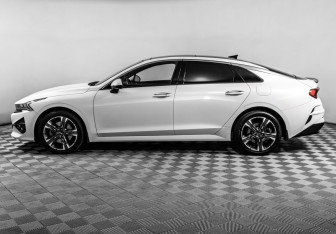 Подержанный автомобиль Kia K5 2021 года (8 фото)