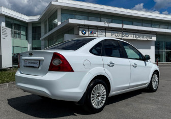 Подержанный автомобиль Ford Focus Sedan 2010 года (5 фото)
