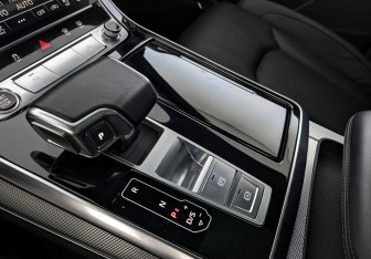 Подержанный автомобиль Audi Q8 2021 года (21 фото)