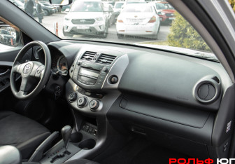 Подержанный автомобиль Toyota RAV4 2009 года (7 фото)