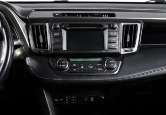 Подержанный автомобиль Toyota RAV4 2015 года (13 фото)