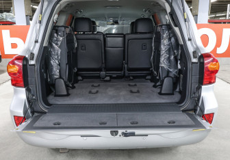 Подержанный автомобиль Toyota Land Cruiser Suv 2012 года (10 фото)