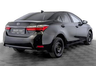 Подержанный автомобиль Toyota Corolla Sedan 2018 года (5 фото)