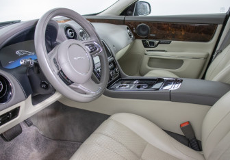 Подержанный автомобиль Jaguar XJ 2014 года (10 фото)