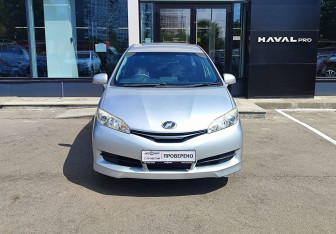 Подержанный автомобиль Toyota Wish Minivan 2015 года (2 фото)