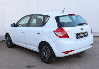 Подержанный автомобиль Kia Ceed Hatchback 2011 года (6 фото)