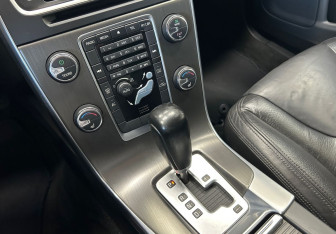 Подержанный автомобиль Volvo S60 2011 года (15 фото)