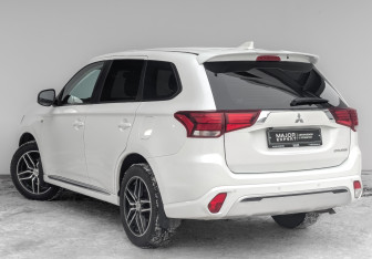 Подержанный автомобиль Mitsubishi Outlander 2022 года (7 фото)