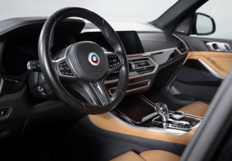 Подержанный автомобиль BMW X5 2021 года (14 фото)