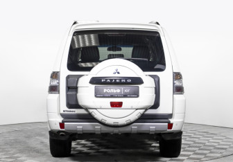 Подержанный автомобиль Mitsubishi Pajero 2011 года (6 фото)