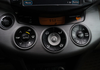 Подержанный автомобиль Toyota RAV4 2008 года (15 фото)