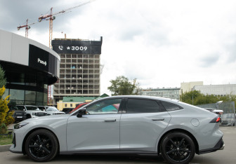 Подержанный автомобиль Changan UNI-V 2023 года (6 фото)