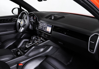 Подержанный автомобиль Porsche Cayenne 2020 года (11 фото)