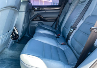 Подержанный автомобиль Porsche Cayenne 2012 года (10 фото)