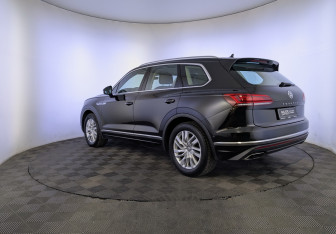 Подержанный автомобиль Volkswagen Touareg 2018 года (7 фото)