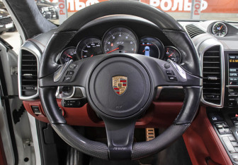 Подержанный автомобиль Porsche Cayenne 2014 года (16 фото)