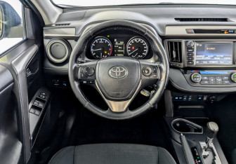 Подержанный автомобиль Toyota RAV4 2017 года (21 фото)