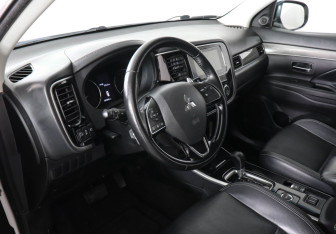 Подержанный автомобиль Mitsubishi Outlander 2019 года (9 фото)