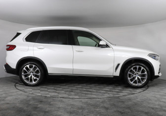 Подержанный автомобиль BMW X5 2019 года (6 фото)