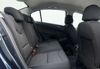 Подержанный автомобиль Peugeot 408 2014 года (10 фото)