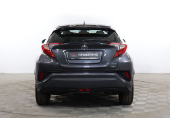 Подержанный автомобиль Toyota C-HR 2019 года (6 фото)