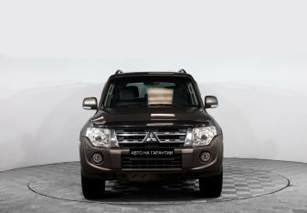 Подержанный автомобиль Mitsubishi Pajero 2012 года (2 фото)