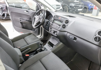 Подержанный автомобиль Volkswagen Golf Plus 2012 года (11 фото)