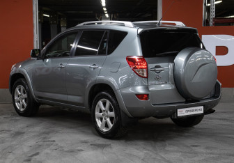 Подержанный автомобиль Toyota RAV4 2008 года (7 фото)