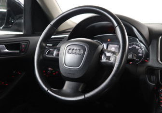 Подержанный автомобиль Audi Q5 2011 года (15 фото)