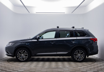 Подержанный автомобиль Mitsubishi Outlander 2018 года (2 фото)