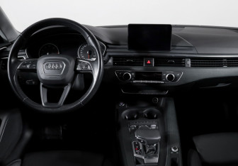 Подержанный автомобиль Audi A4 Sedan 2017 года (12 фото)