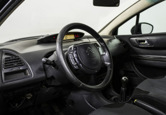 Подержанный автомобиль Citroen C4 Hatchback 2009 года (10 фото)
