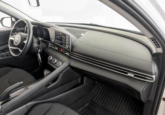 Подержанный автомобиль Hyundai Elantra Sedan 2022 года (11 фото)