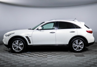 Подержанный автомобиль Infiniti QX70 2013 года (5 фото)