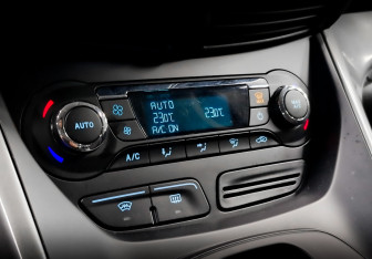 Подержанный автомобиль Ford Kuga 2015 года (15 фото)