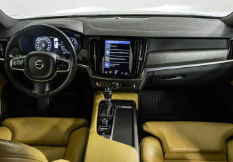 Подержанный автомобиль Volvo V90 Cross Country 2017 года (12 фото)