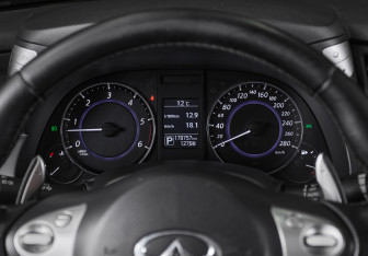 Подержанный автомобиль Infiniti QX70 2015 года (20 фото)