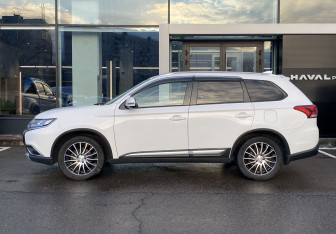 Подержанный автомобиль Mitsubishi Outlander 2018 года (8 фото)