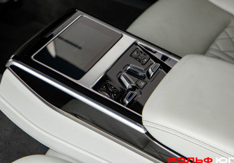 Подержанный автомобиль Audi A8 2022 года (17 фото)