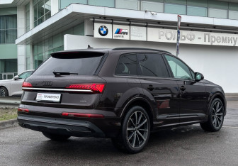 Подержанный автомобиль Audi Q7 2021 года (5 фото)