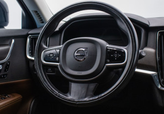 Подержанный автомобиль Volvo V90 Cross Country 2017 года (15 фото)