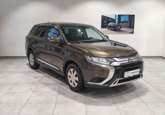Подержанный автомобиль Mitsubishi Outlander 2021 года (3 фото)
