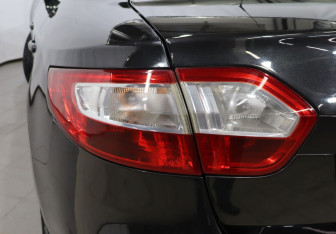 Подержанный автомобиль Renault Fluence 2012 года (20 фото)